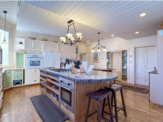 












121 North River Road

,
Charlottetown,




PE
C1A 3K7

