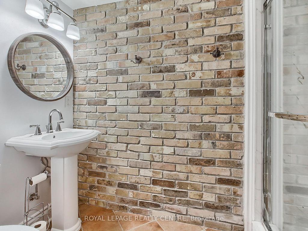 









2552


Whaley

Drive, Lower,
Mississauga,




ON
L5B 1X2

