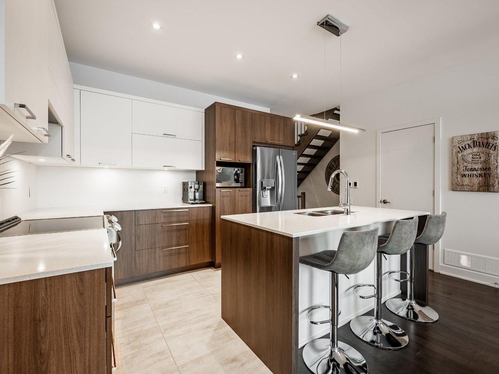 









324


Rg des Vingt

,
Saint-Basile-le-Grand,




QC
J3N0C6

