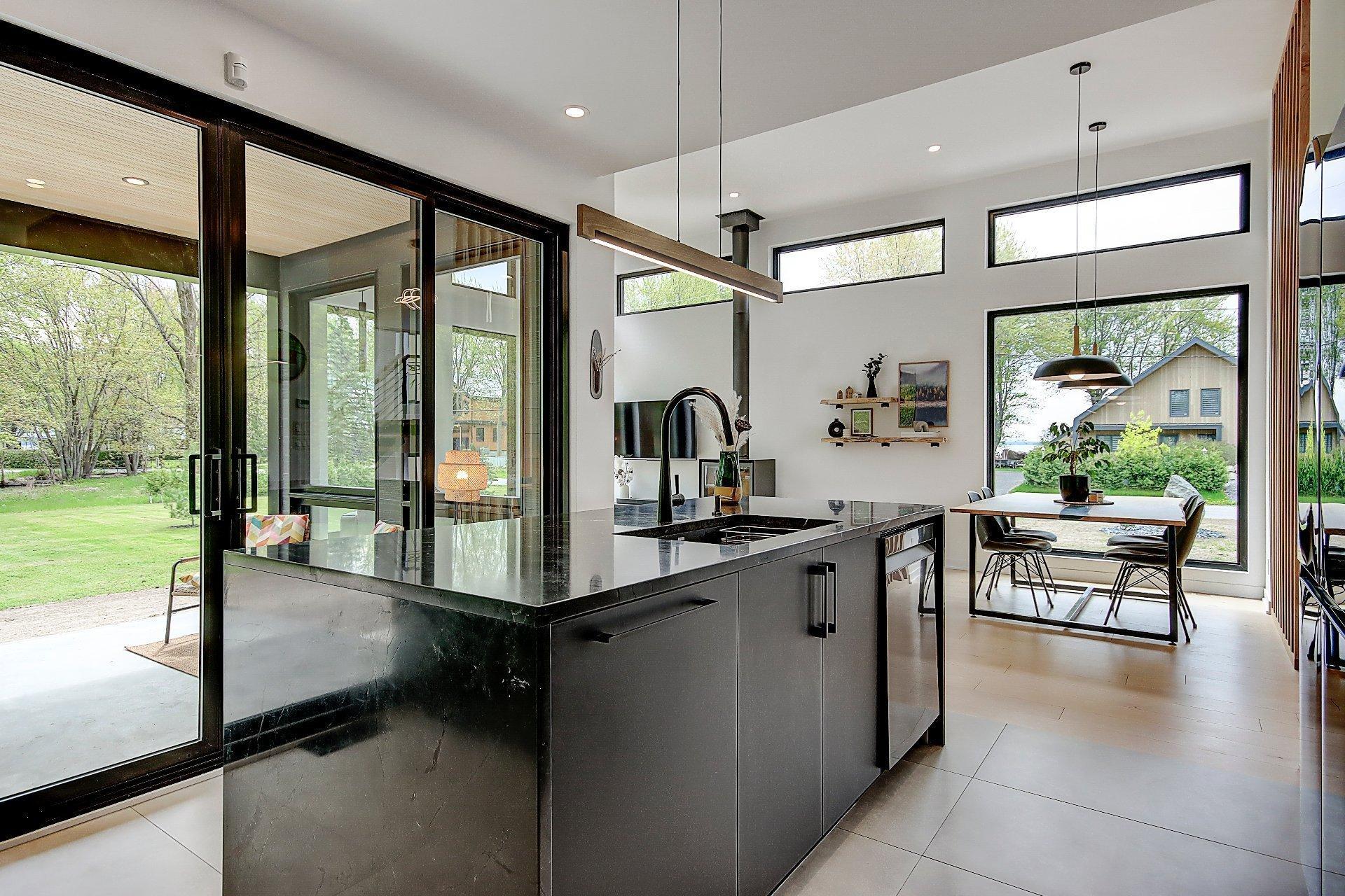 









709


Av. de Venise O.

,
Venise-en-Québec,




QC
J0J2K0

