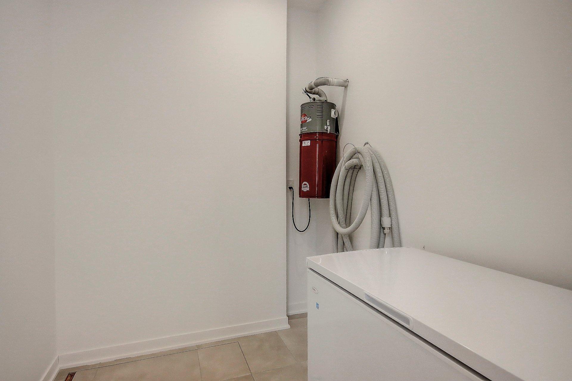 









709


Av. de Venise O.

,
Venise-en-Québec,




QC
J0J2K0

