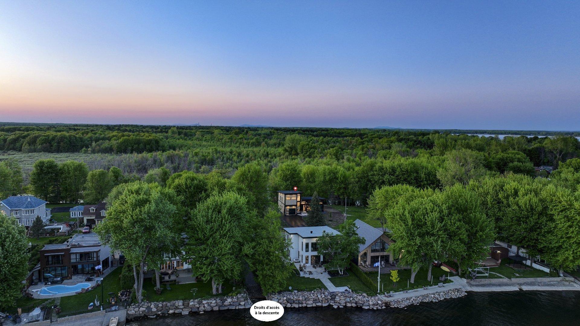 









709


Av. de Venise O.

,
Venise-en-Québec,




QC
J0J2K0

