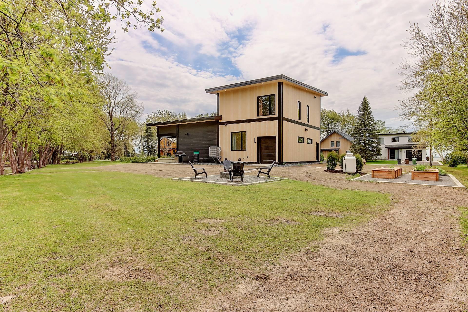 









709


Av. de Venise O.

,
Venise-en-Québec,




QC
J0J2K0

