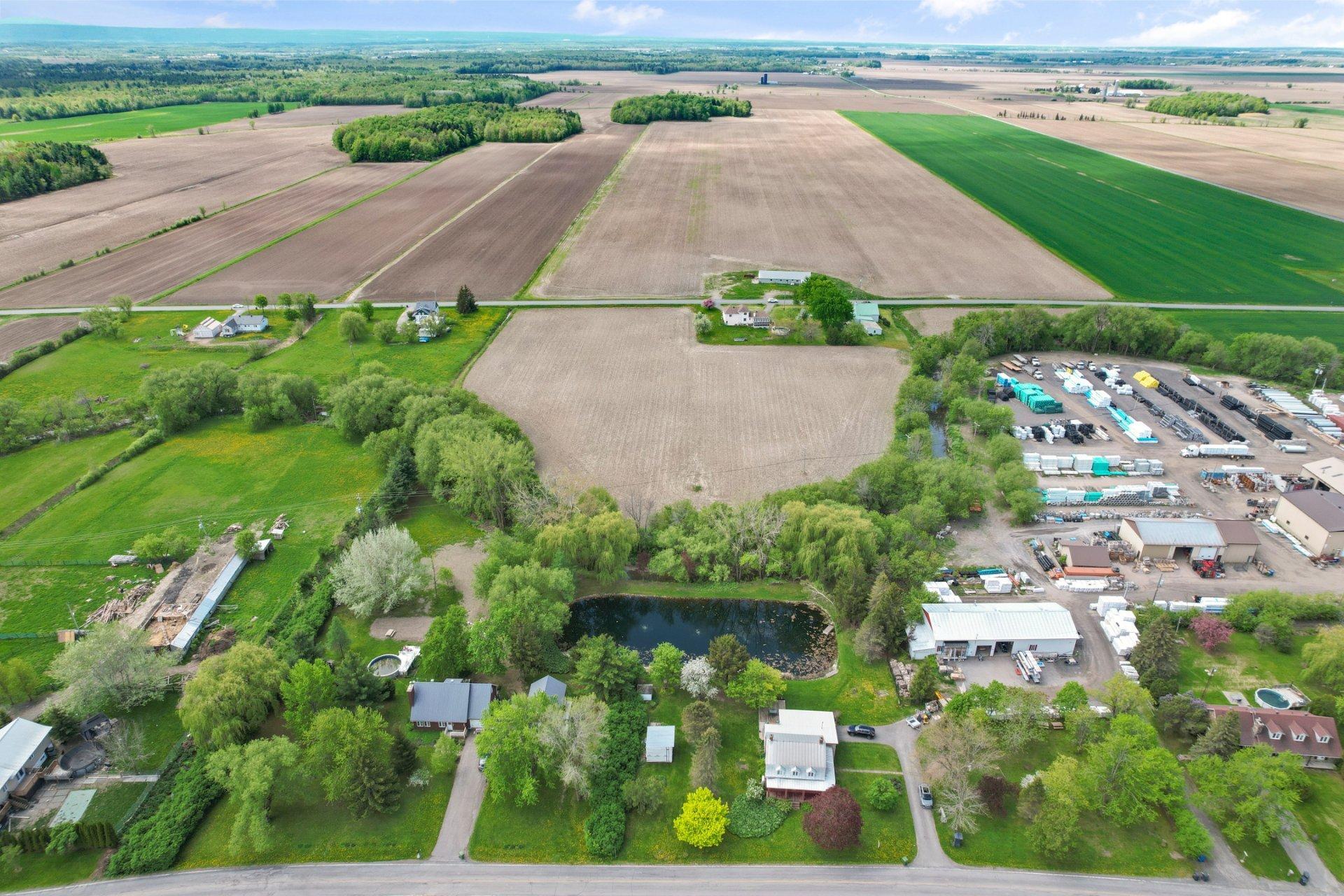 









254


Ch. de la Rivière-des-Fèves N.

,
Saint-Urbain-Premier,




QC
J0S1Y0

