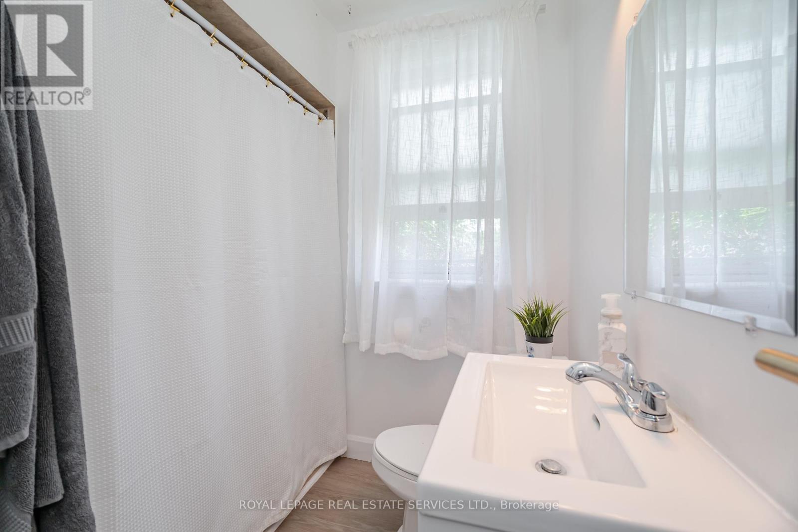 












2149 CAROLINE STREET

,
Burlington,




Ontario
L7R1L7

