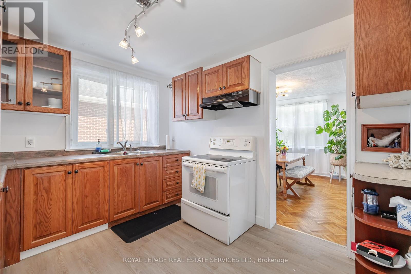 












2149 CAROLINE STREET

,
Burlington,




Ontario
L7R1L7

