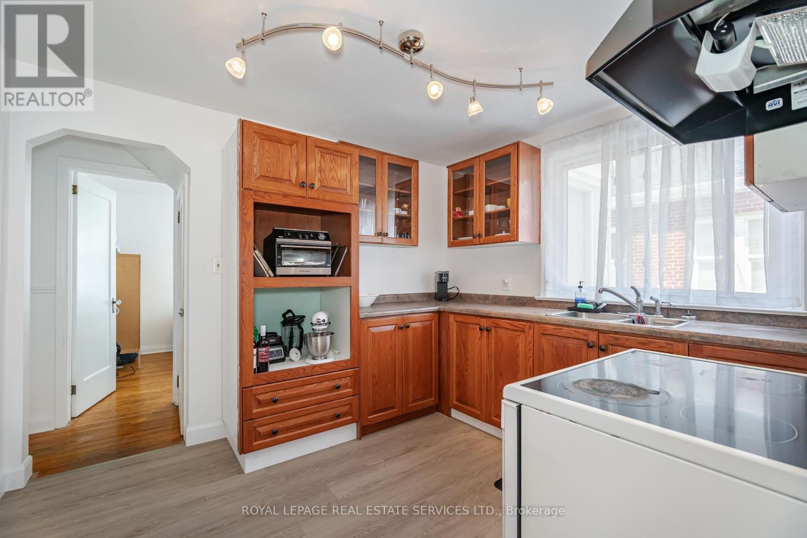 












2149 CAROLINE STREET

,
Burlington,




Ontario
L7R1L7

