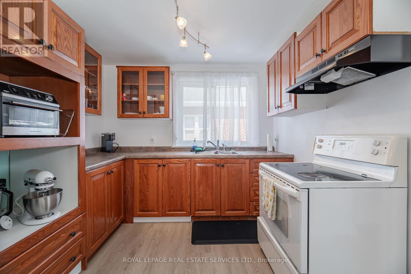 












2149 CAROLINE STREET

,
Burlington,




Ontario
L7R1L7

