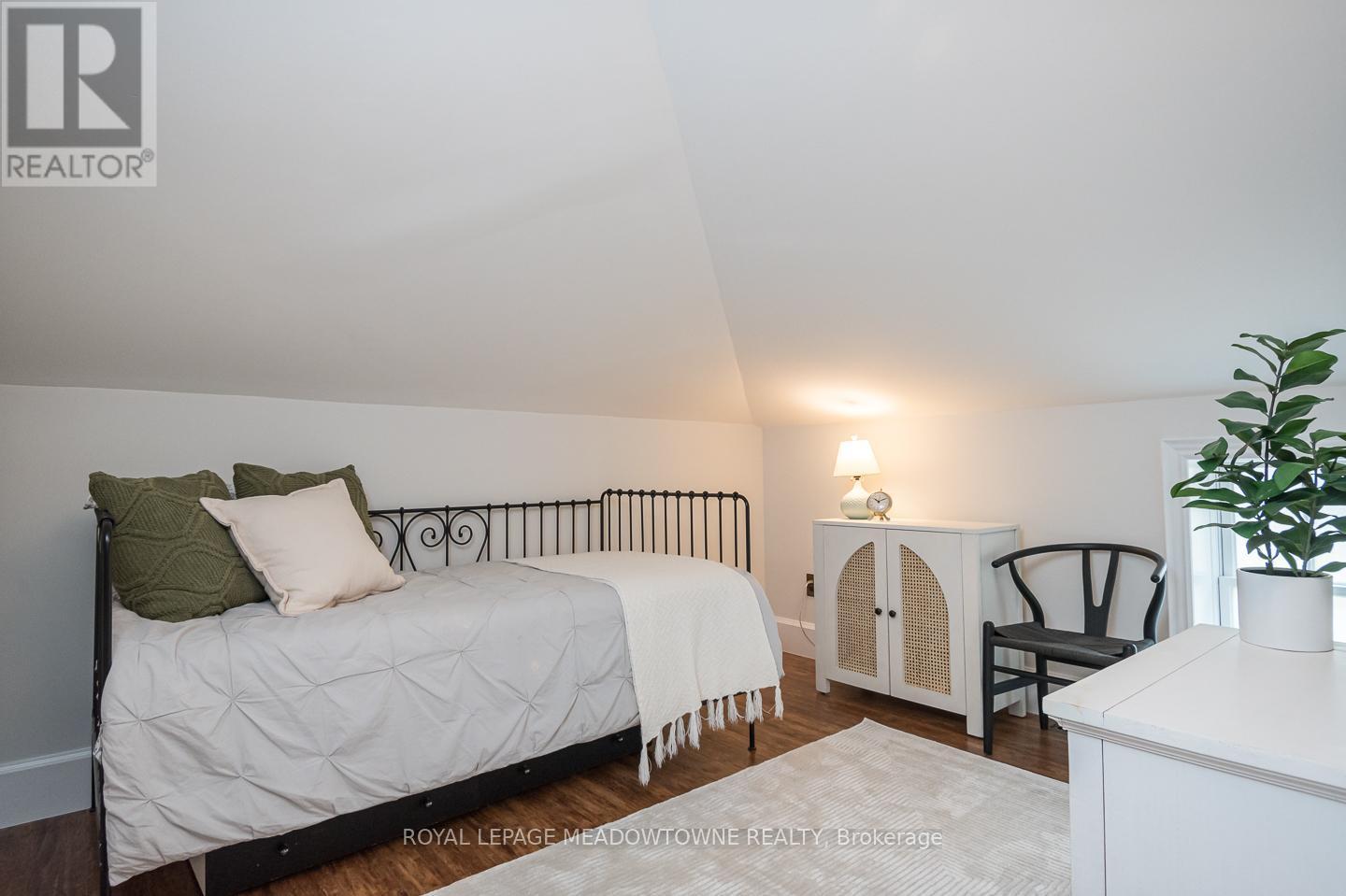 












49 JAMES STREET

,
Milton,




Ontario
L9T2P5

