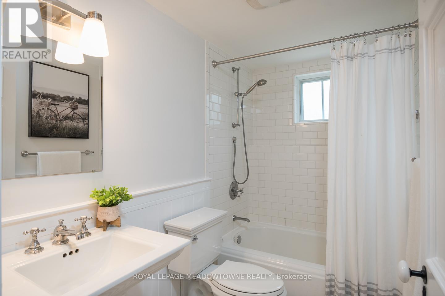 












49 JAMES STREET

,
Milton,




Ontario
L9T2P5

