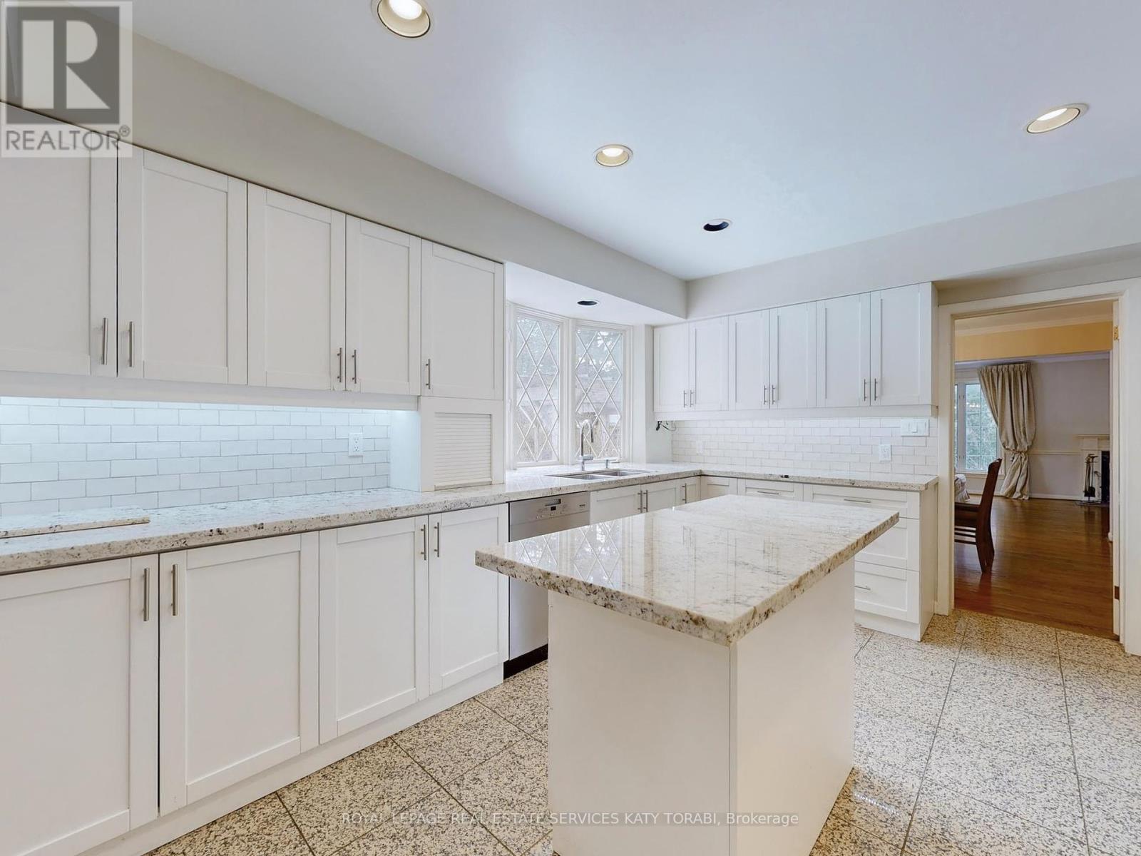 












31 SAINTFIELD AVENUE

,
Toronto,




Ontario
M3C2M7

