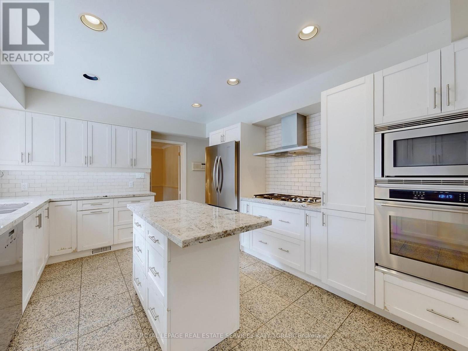 












31 SAINTFIELD AVENUE

,
Toronto,




Ontario
M3C2M7

