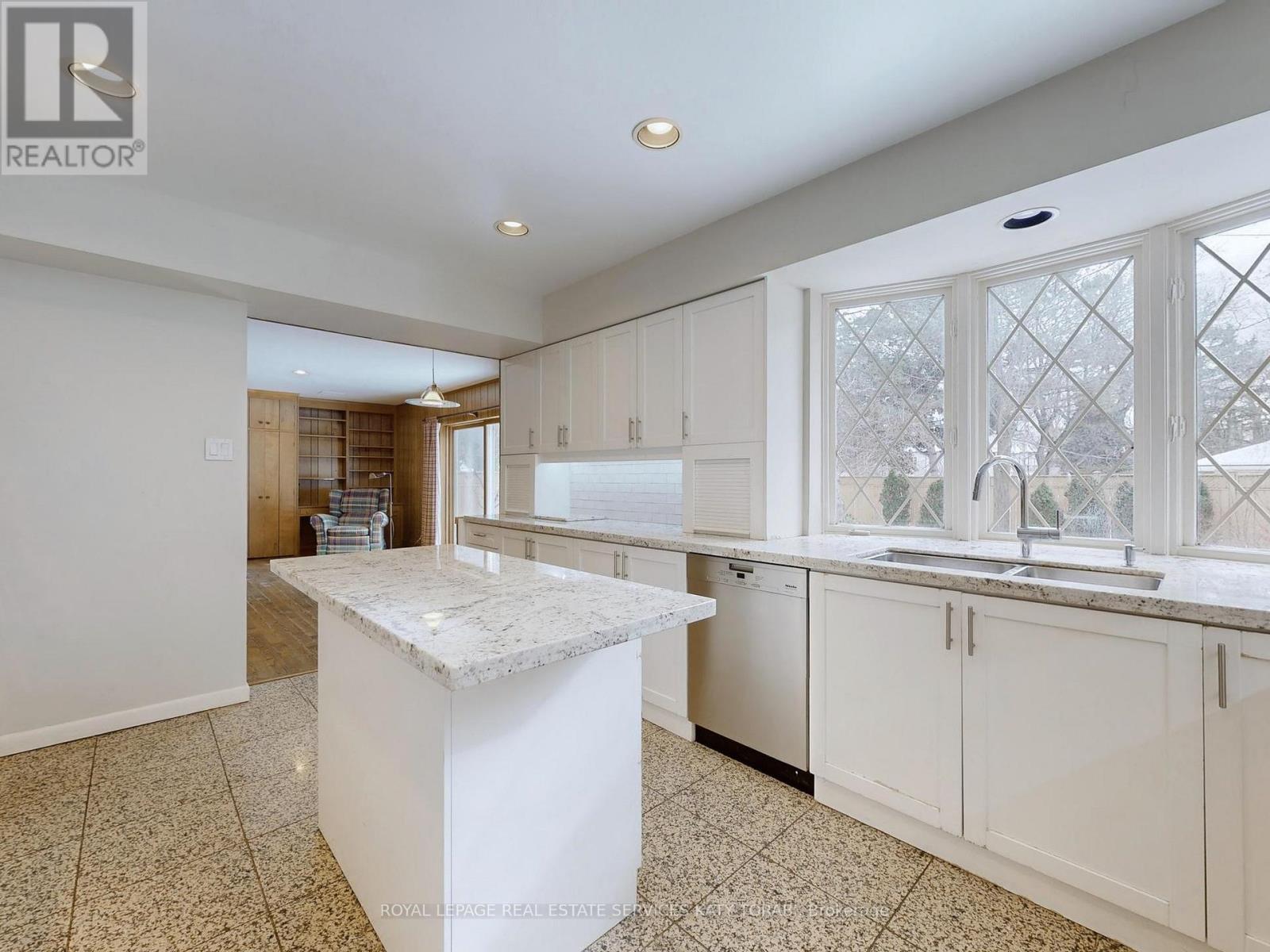 












31 SAINTFIELD AVENUE

,
Toronto,




Ontario
M3C2M7

