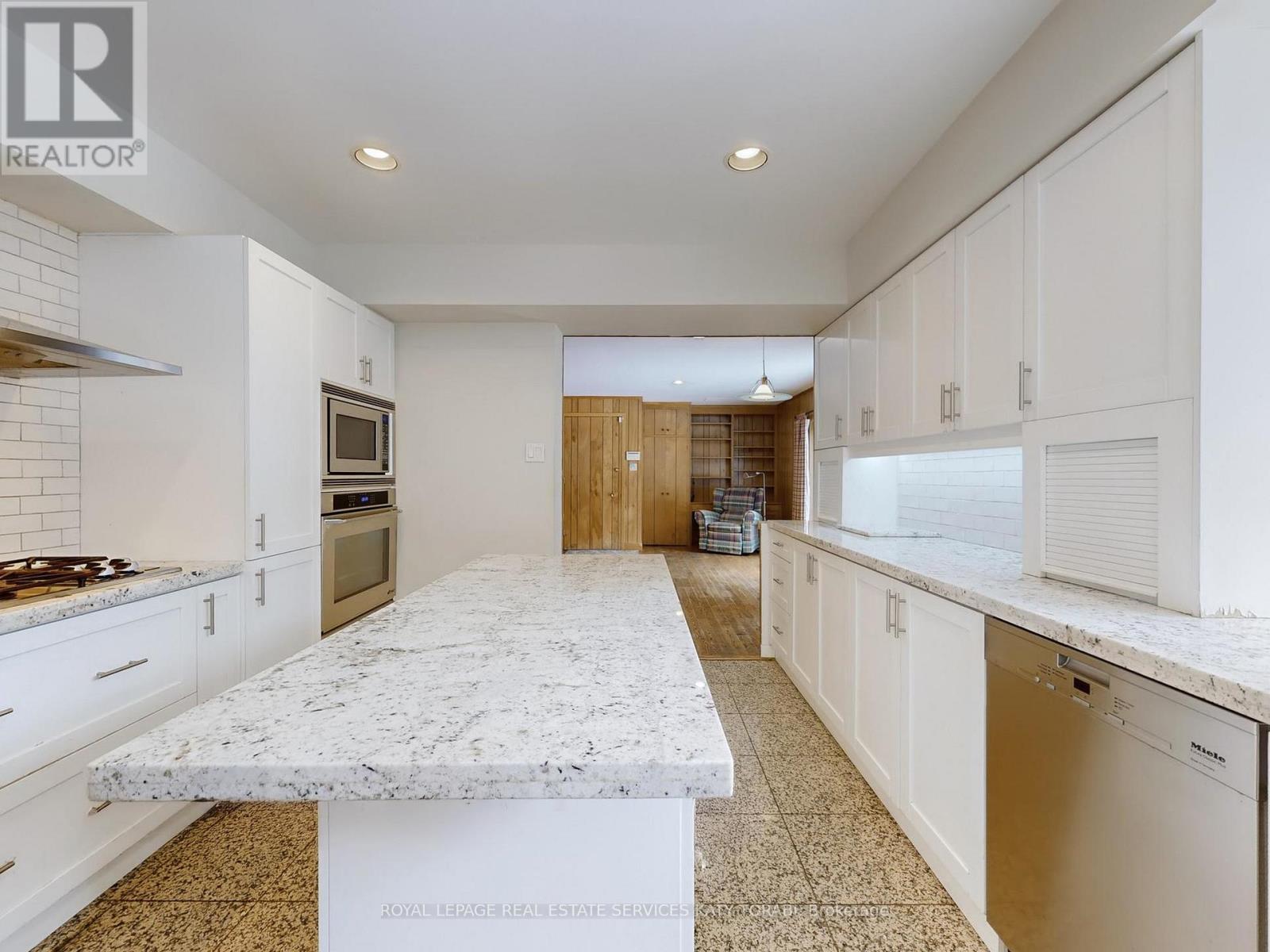 












31 SAINTFIELD AVENUE

,
Toronto,




Ontario
M3C2M7

