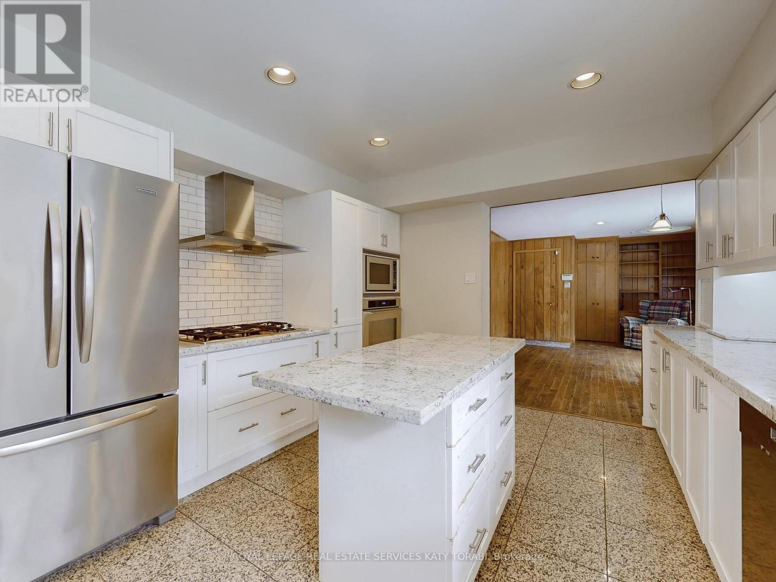












31 SAINTFIELD AVENUE

,
Toronto,




Ontario
M3C2M7

