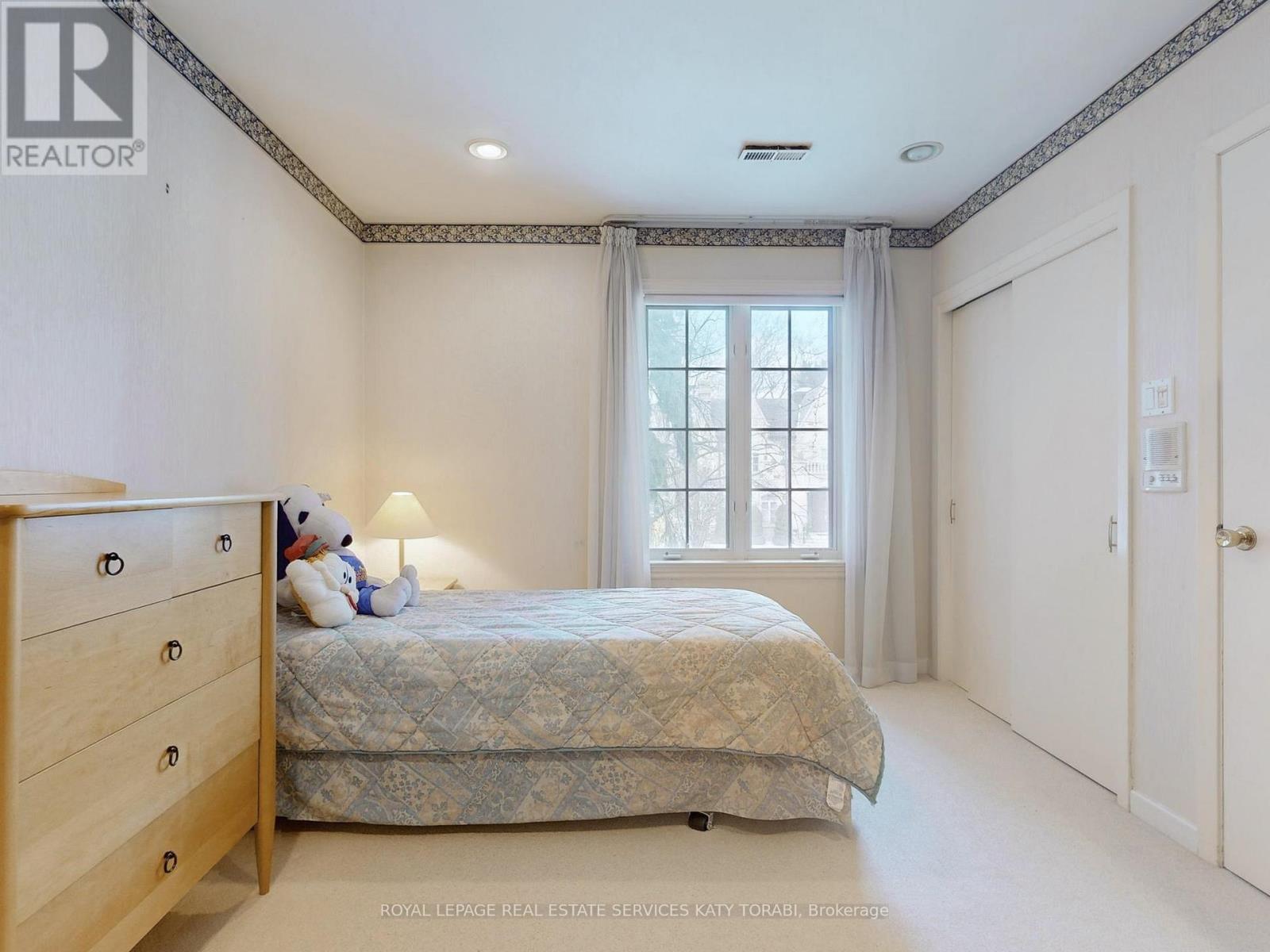 












31 SAINTFIELD AVENUE

,
Toronto,




Ontario
M3C2M7

