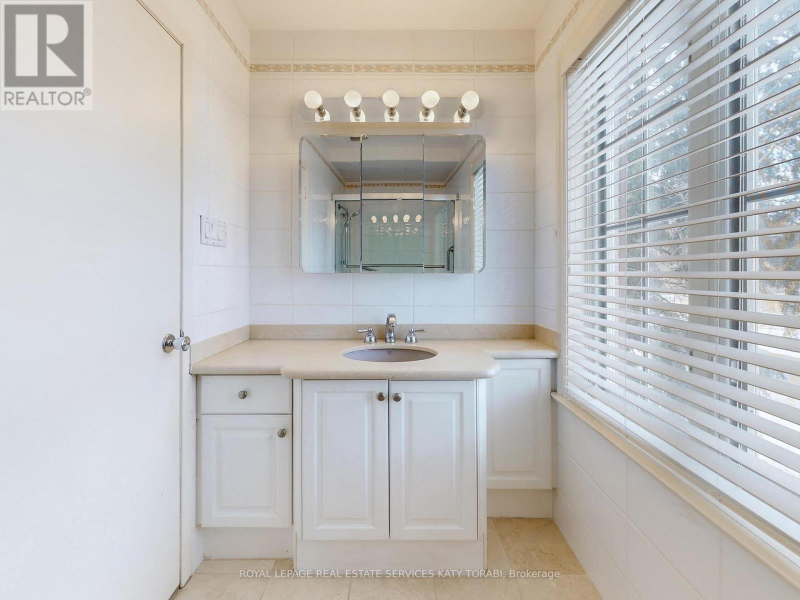 












31 SAINTFIELD AVENUE

,
Toronto,




Ontario
M3C2M7

