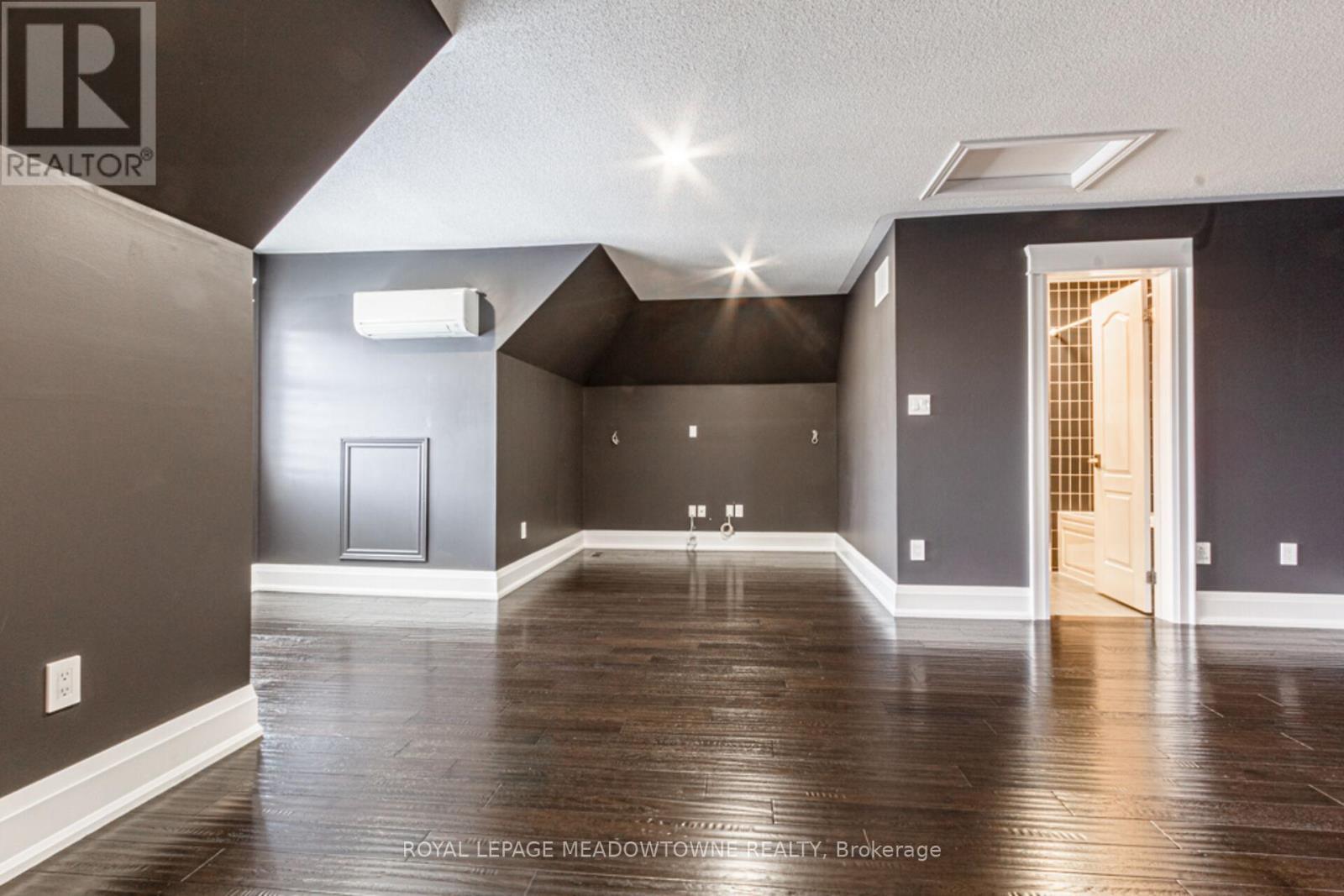 












729 WETTLAUFER TERRACE

,
Milton,




Ontario
L9T8M8

