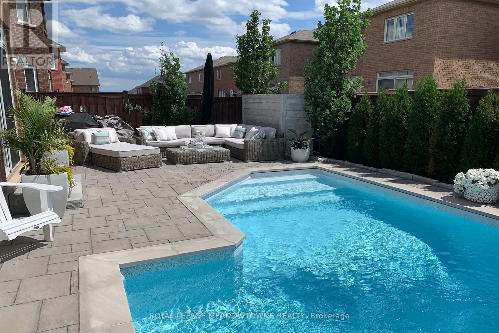 












729 WETTLAUFER TERRACE

,
Milton,




Ontario
L9T8M8

