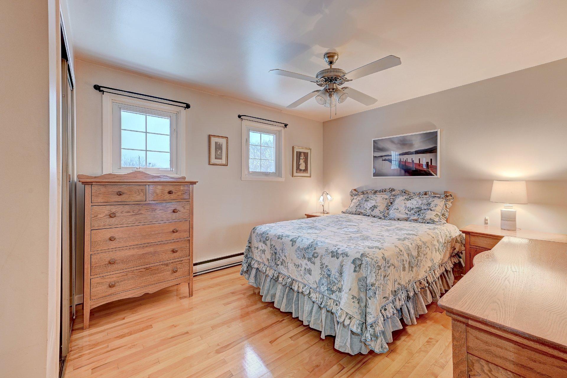 









345


Rue Gravel

,
Sainte-Catherine,




QC
J5C1M3

