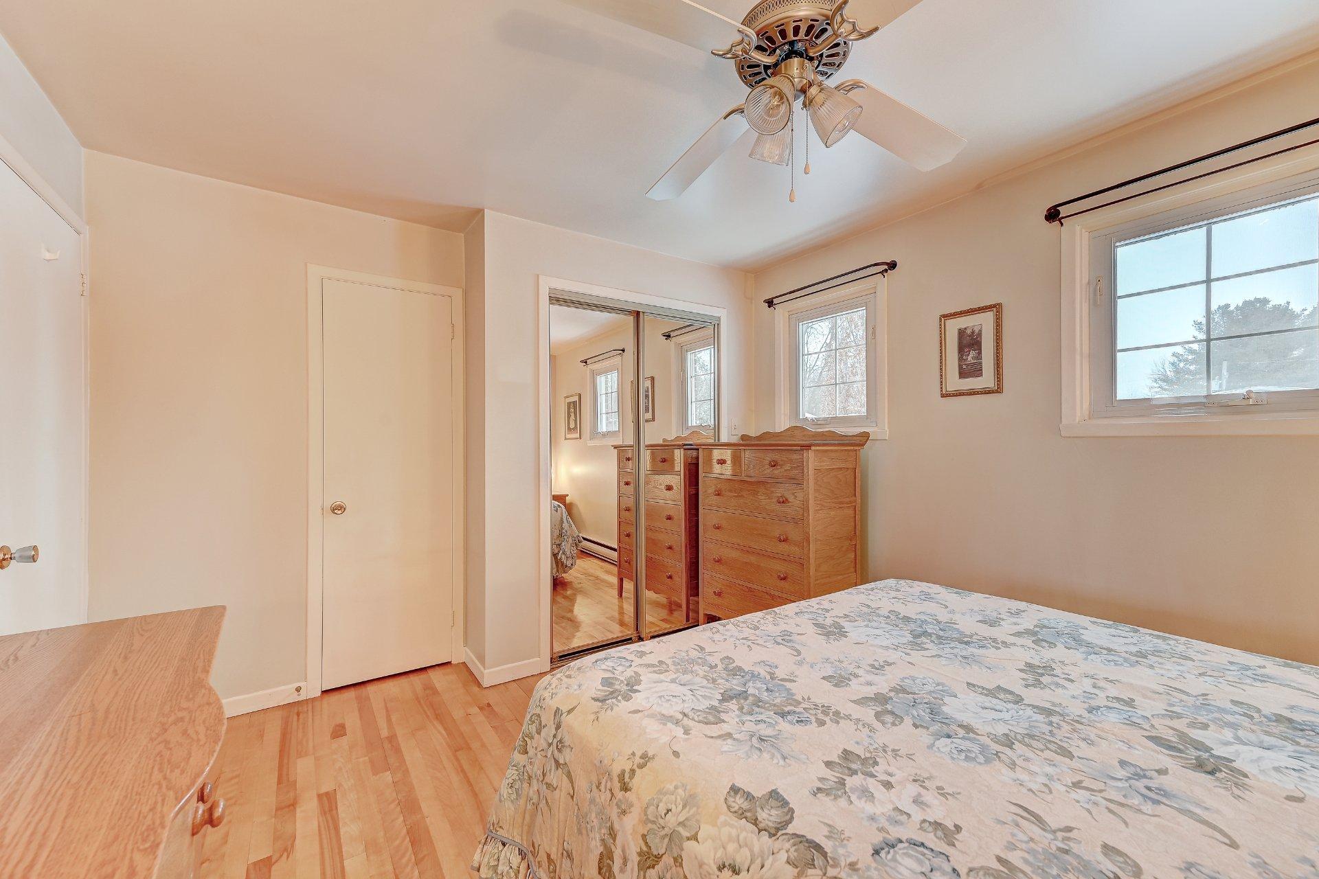 









345


Rue Gravel

,
Sainte-Catherine,




QC
J5C1M3

