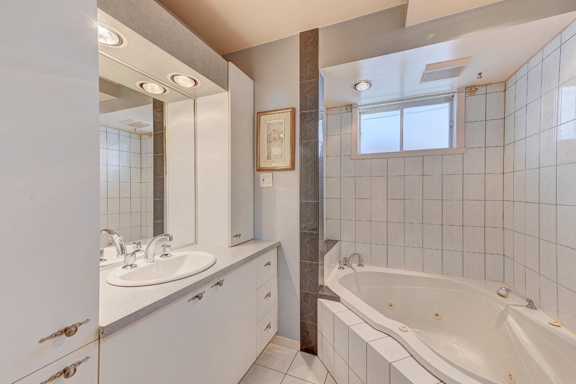 









345


Rue Gravel

,
Sainte-Catherine,




QC
J5C1M3

