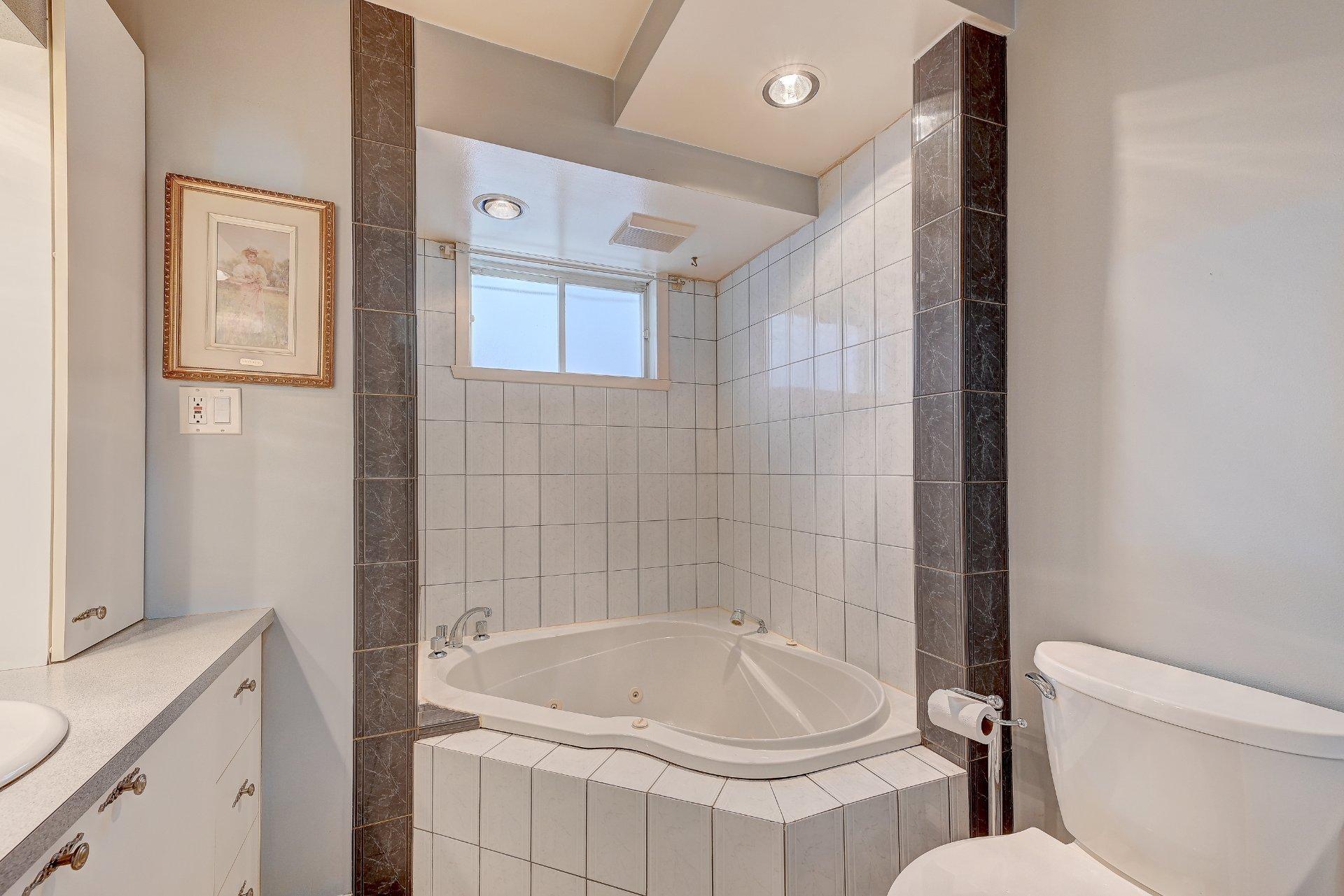 









345


Rue Gravel

,
Sainte-Catherine,




QC
J5C1M3

