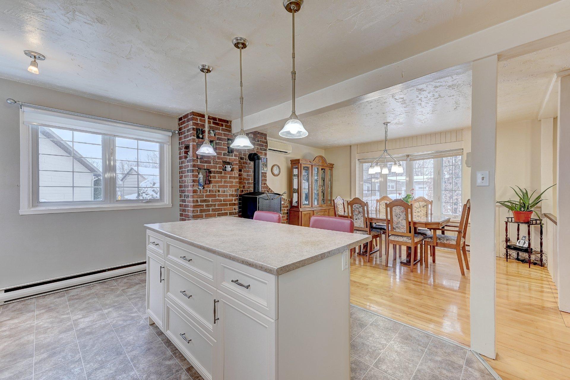 









345


Rue Gravel

,
Sainte-Catherine,




QC
J5C1M3

