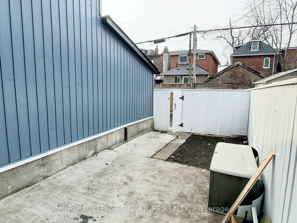 









418


Margueretta

Street,
Toronto,




ON
M6H 3S5

