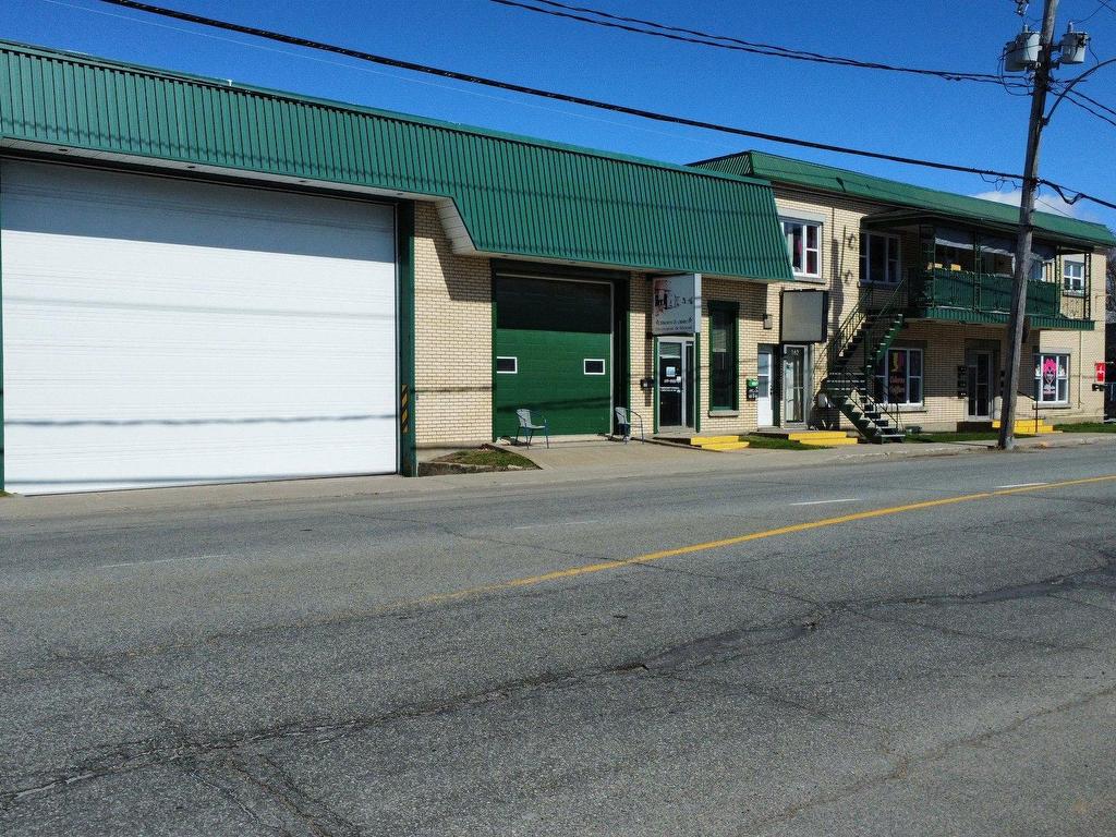 









162

 - 166


Rue St-Laurent

,
Trois-Rivières,




QC
G8T6G3

