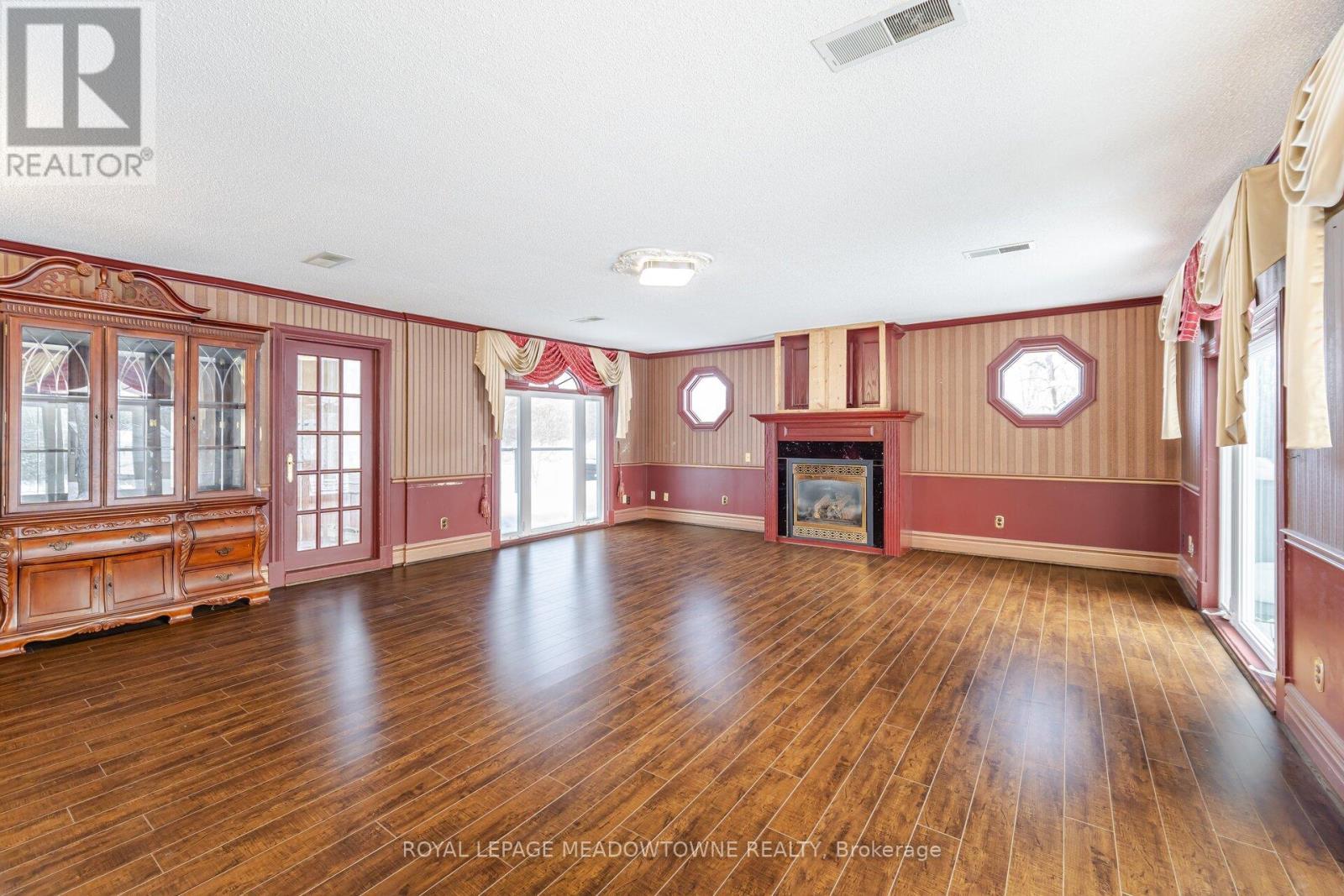 












11255 REGIONAL ROAD 25 ROAD

,
Halton Hills,




Ontario
L7J2M1

