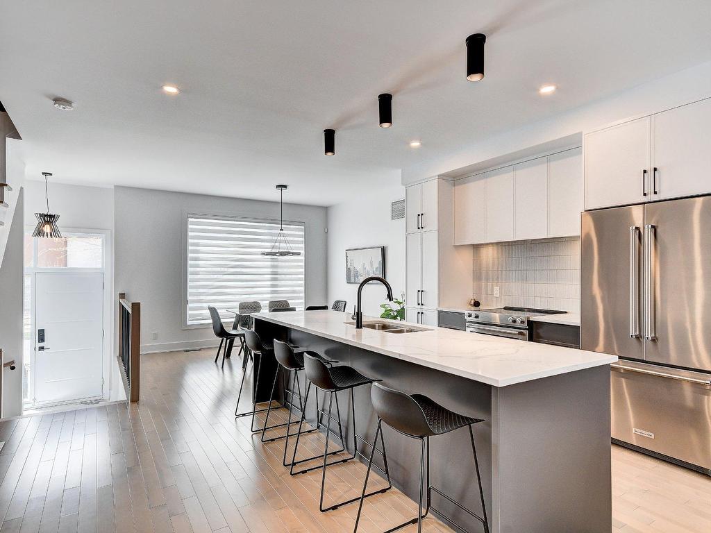 









3375


Rue Colbeck

,
Brossard,




QC
J4Z0S6

