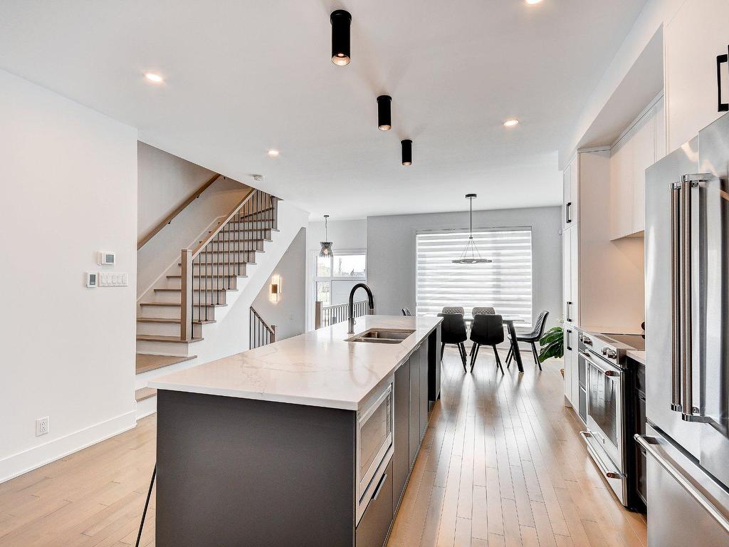 









3375


Rue Colbeck

,
Brossard,




QC
J4Z0S6

