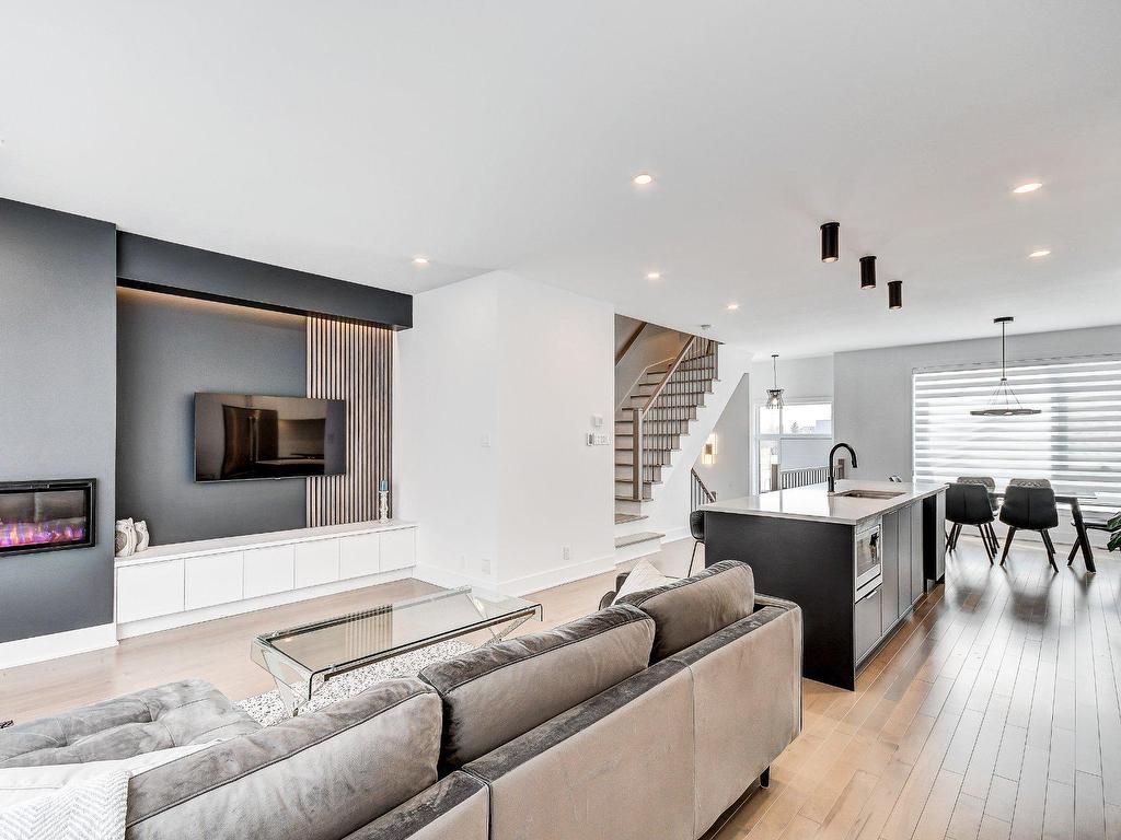 









3375


Rue Colbeck

,
Brossard,




QC
J4Z0S6


