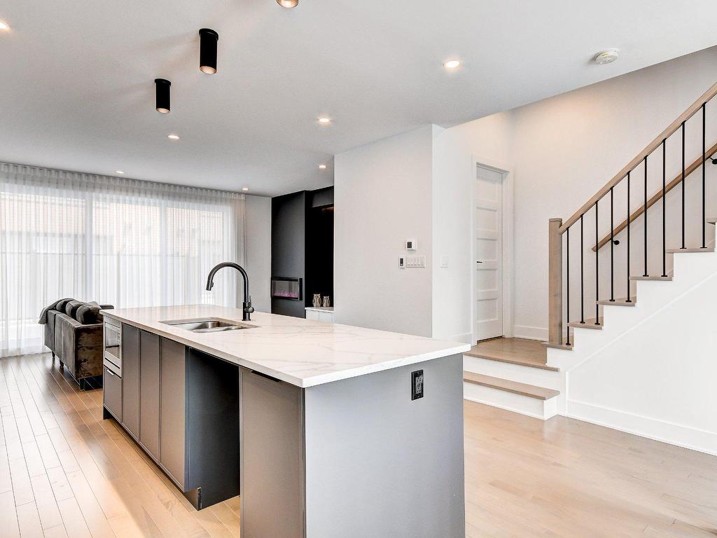 









3375


Rue Colbeck

,
Brossard,




QC
J4Z0S6

