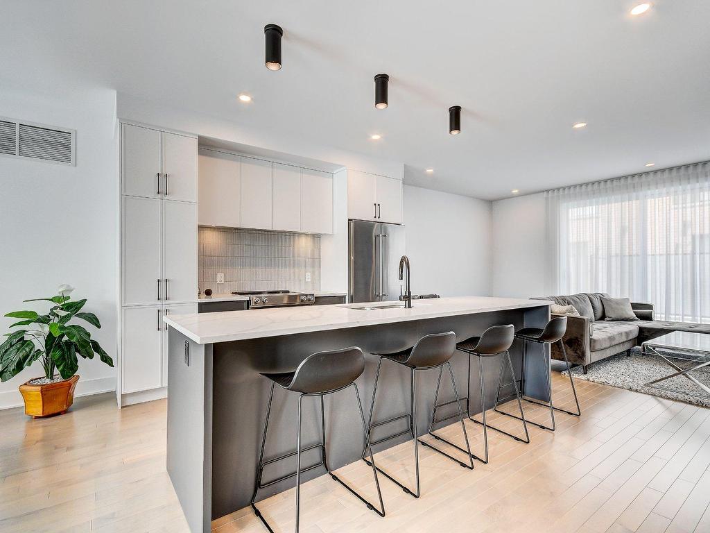 









3375


Rue Colbeck

,
Brossard,




QC
J4Z0S6

