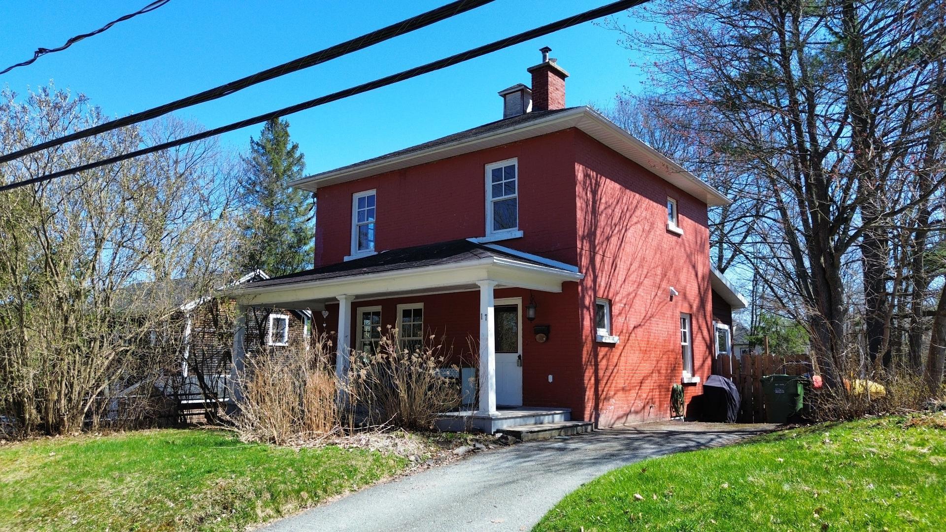 









17


Rue Clough

,
Sherbrooke (Lennoxville),




QC
J1M1V7

