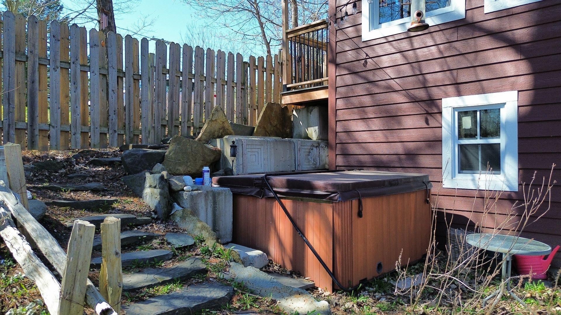 









17


Rue Clough

,
Sherbrooke (Lennoxville),




QC
J1M1V7

