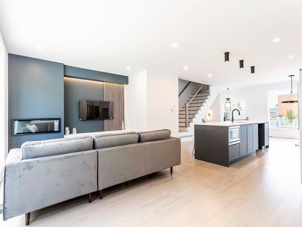 









3375Z


Rue Colbeck

,
Brossard,




QC
J4Z0S6

