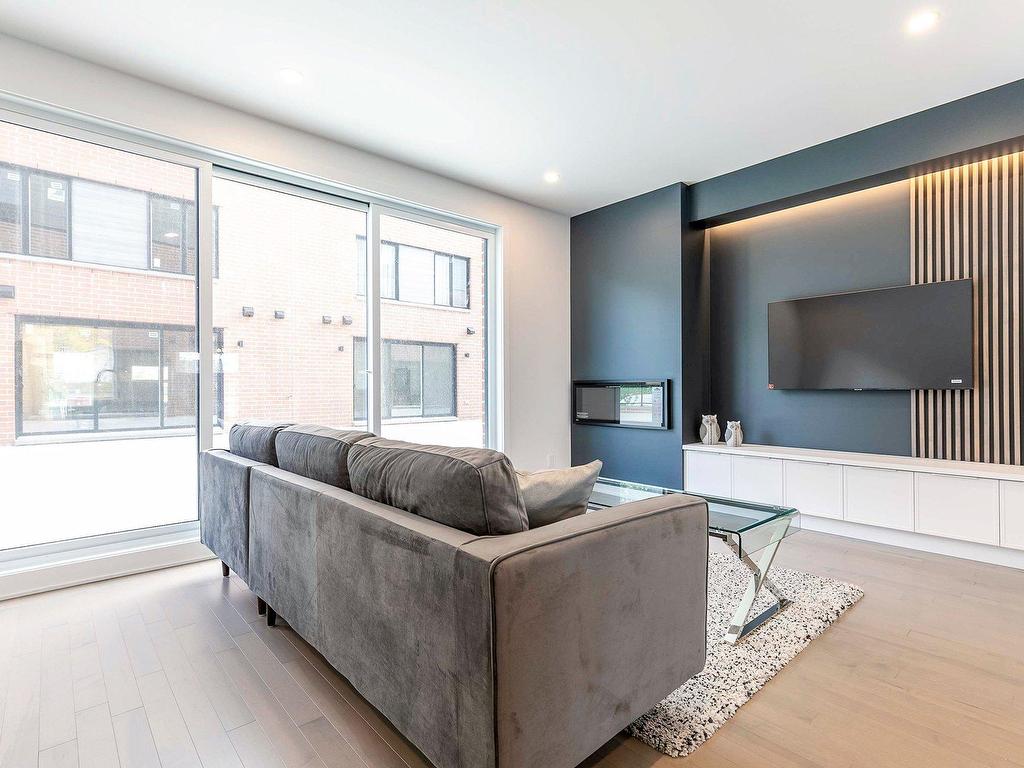 









3375Z


Rue Colbeck

,
Brossard,




QC
J4Z0S6

