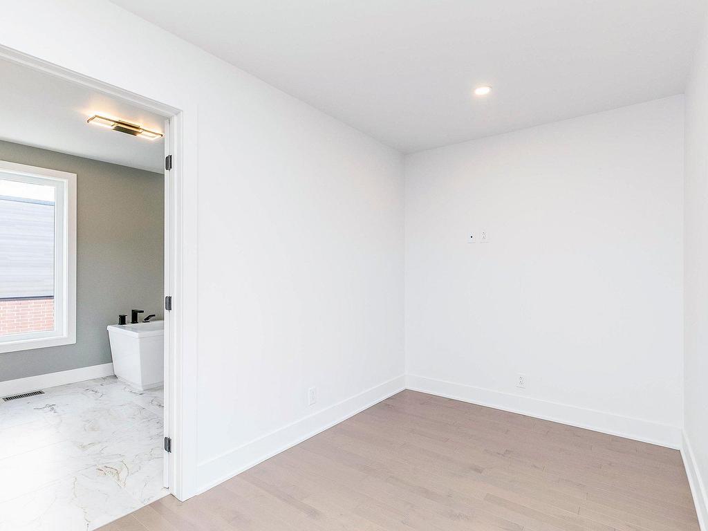 









3375Z


Rue Colbeck

,
Brossard,




QC
J4Z0S6


