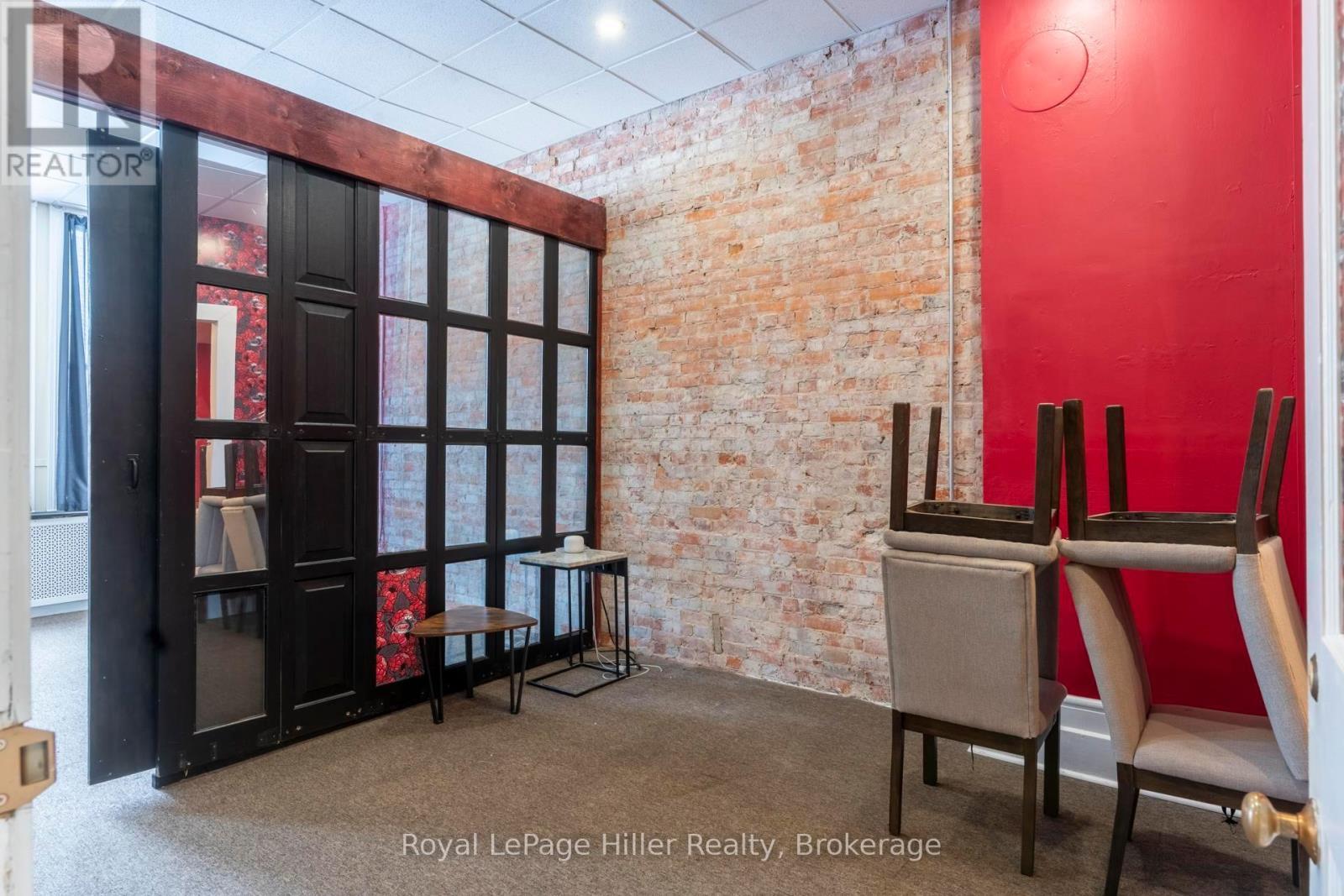 












21 MARKET PLACE

,
Stratford,




Ontario
N5A1A4

