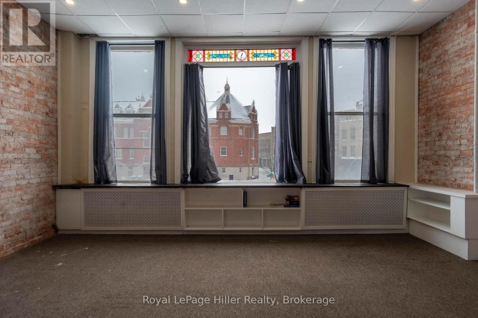 












21 MARKET PLACE

,
Stratford,




Ontario
N5A1A4

