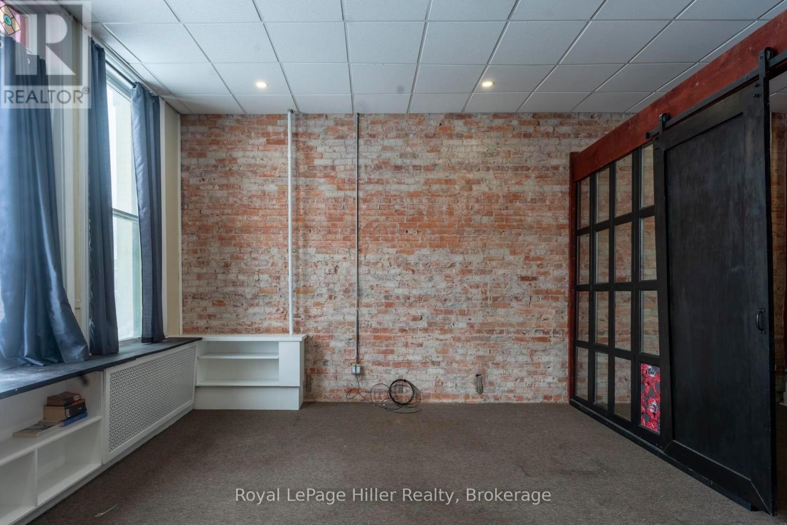 












21 MARKET PLACE

,
Stratford,




Ontario
N5A1A4

