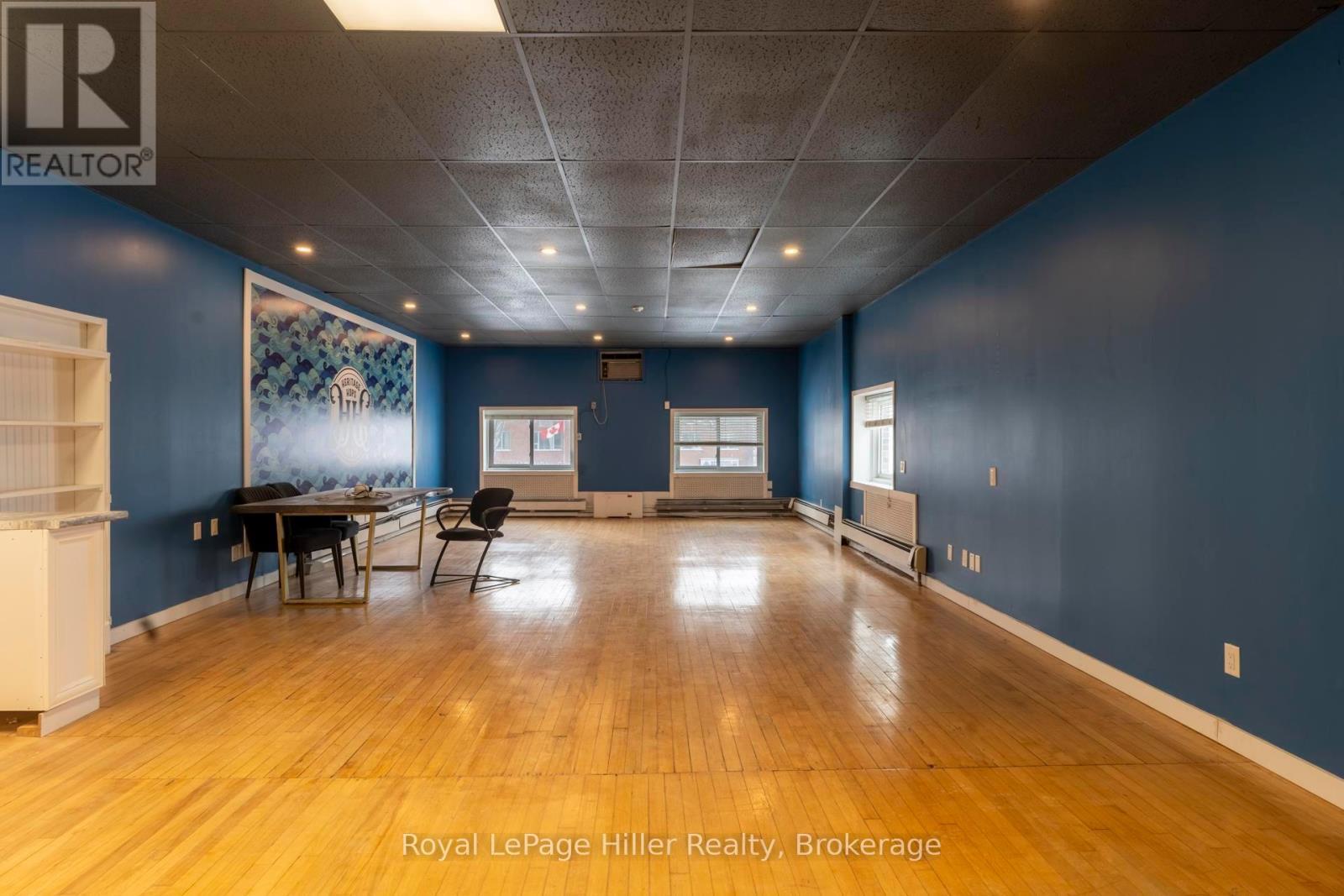 












21 MARKET PLACE

,
Stratford,




Ontario
N5A1A4

