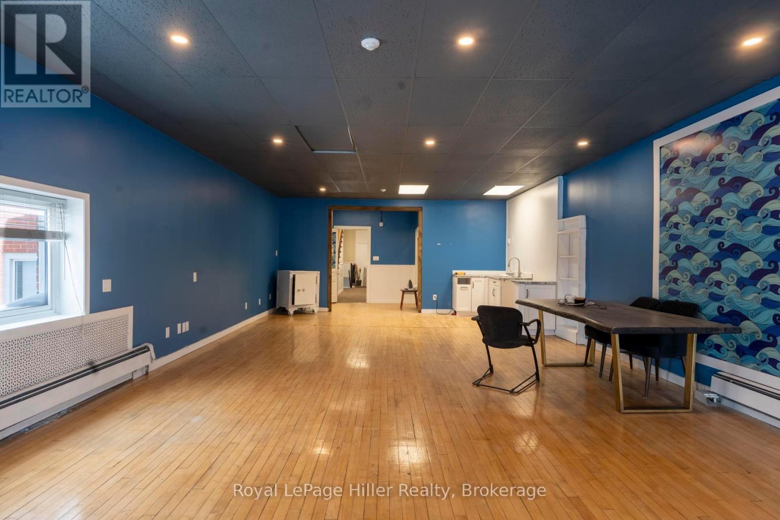 












21 MARKET PLACE

,
Stratford,




Ontario
N5A1A4

