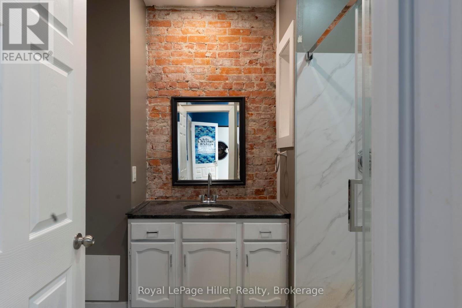 












21 MARKET PLACE

,
Stratford,




Ontario
N5A1A4

