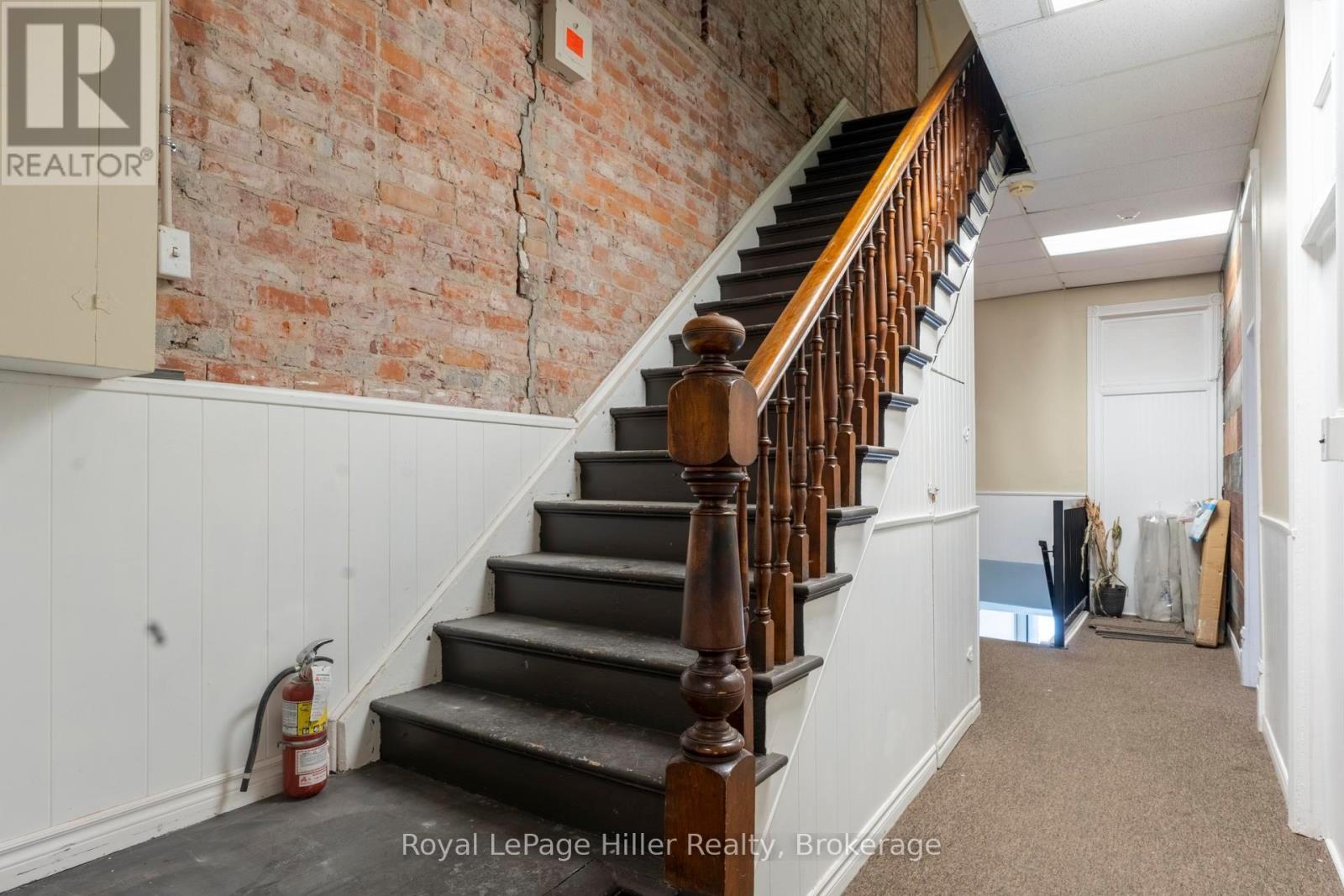 












21 MARKET PLACE

,
Stratford,




Ontario
N5A1A4

