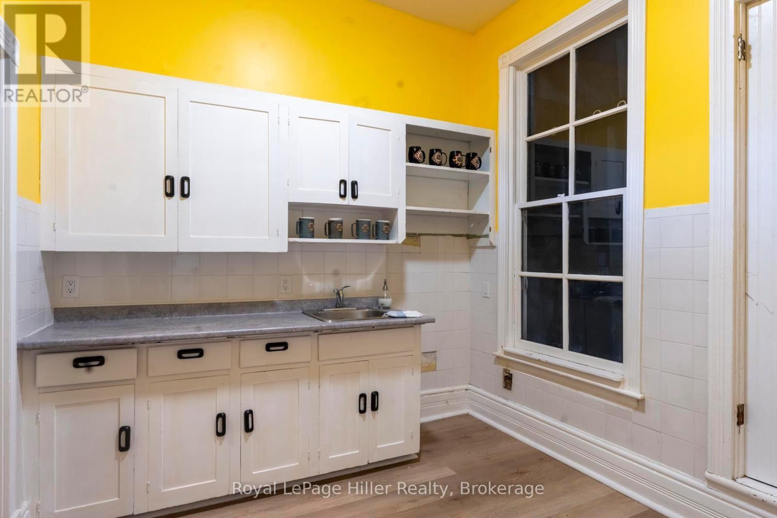 












21 MARKET PLACE

,
Stratford,




Ontario
N5A1A4

