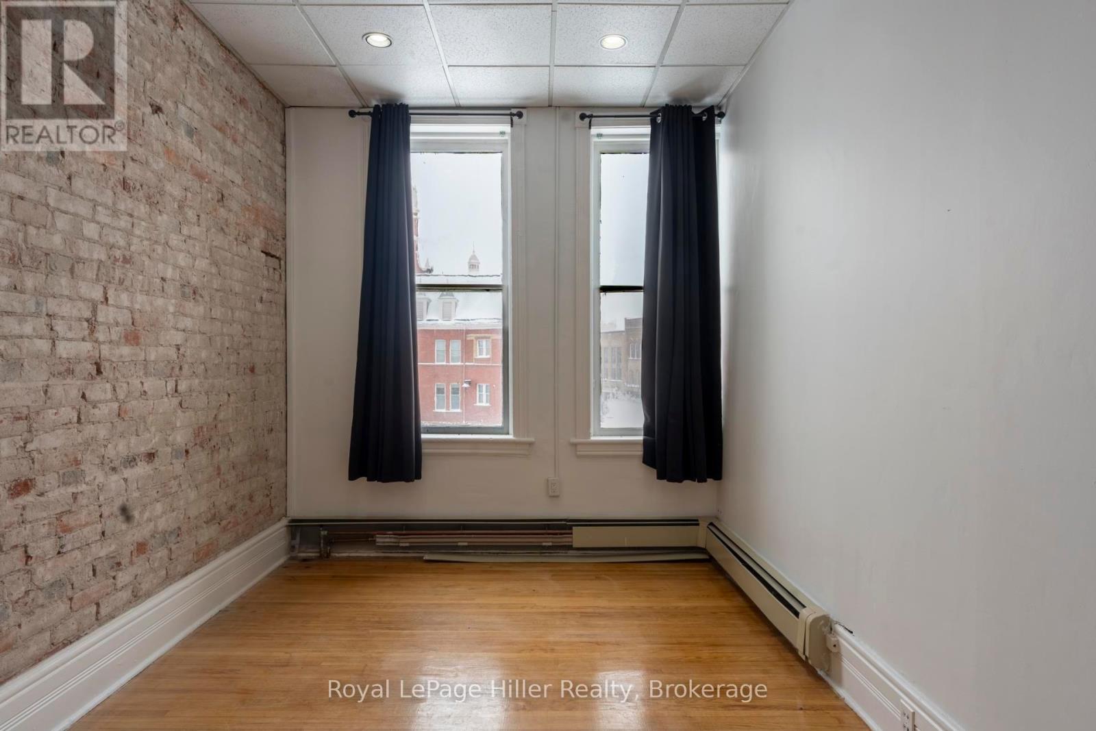 












21 MARKET PLACE

,
Stratford,




Ontario
N5A1A4

